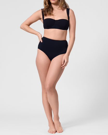Model wearing the ROEM Lana Texture Bottom in Black, front view